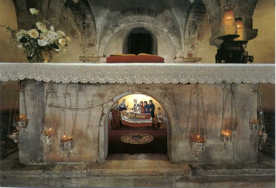 Гробница Николая Чудотворца в базилике.